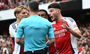 Arsenal rơi điểm vì thẻ đỏ tranh cãi ở Ngoại hạng Anh Arsenal rơi điểm vì thẻ đỏ tranh cãi ở Ngoại hạng Anh