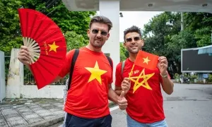 Người nước ngoài 'chầu chực' lịch diễu binh 2/9