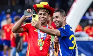 Bố Yamal đính hôn với bạn gái kém 16 tuổi