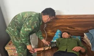 Chìm tàu, 7 ngư dân rơi xuống biển